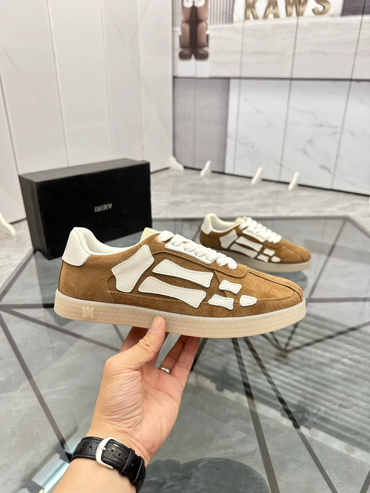 Men's shoes: 💰P420¥ Product trademark: AMIRI* "Amir*" low-top casual shoes Regular size: 38-45 (can be customized to 46) Product material: imported nubuck leather upper, breathable lining, original outsole. Number: 001